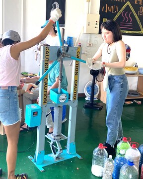 Réplica de la máquina de moldeo por inyección manual en la Isla Verde, Taiwán